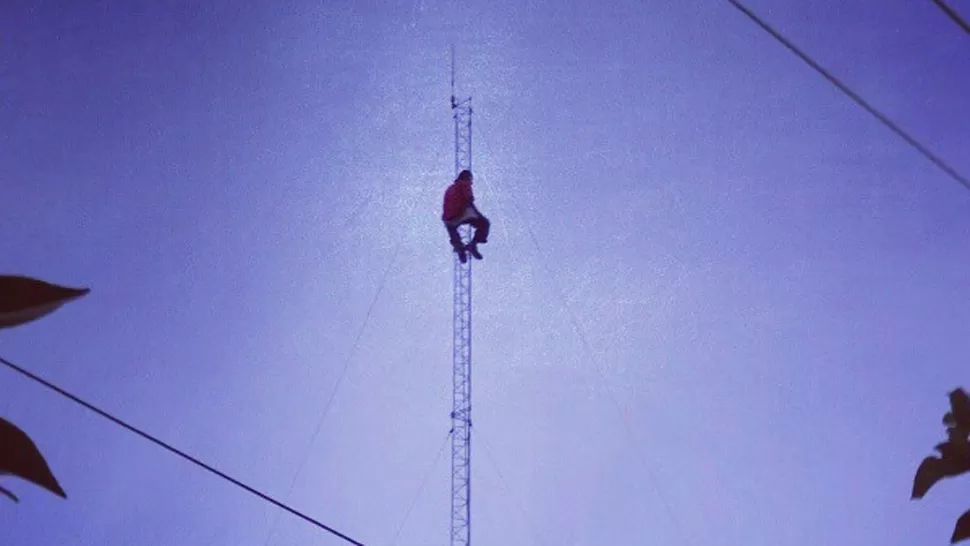 DESDE LA TARDE. El hombre lleva varias horas en lo alto de la antena. LA GACETA/ FOTO DE ALVARO MEDINA.