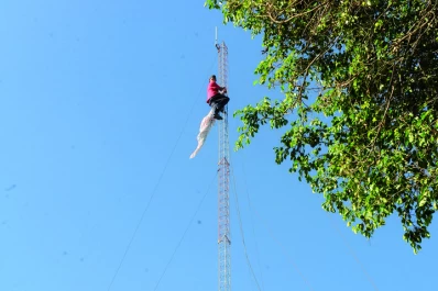 Estar preso o muerto es lo mismo, gritó Tajo y amenazó con tirarse desde 25 metros