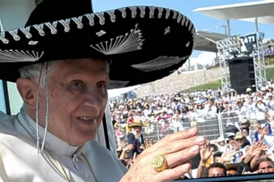 Dicen que un golpe en la cabeza desencadenó la renuncia del Papa