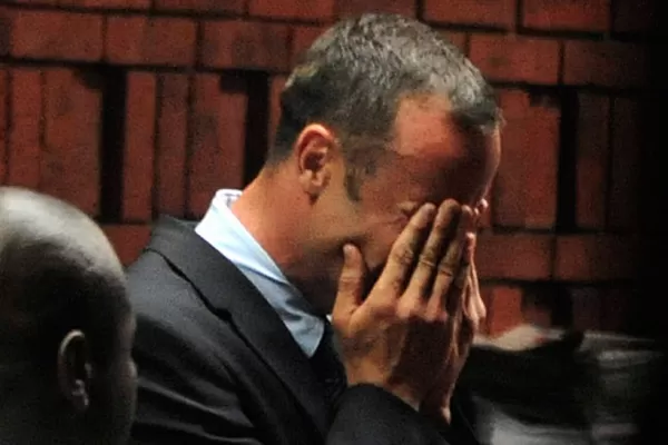Pistorius lloró cuando escuchó los cargos en su contra