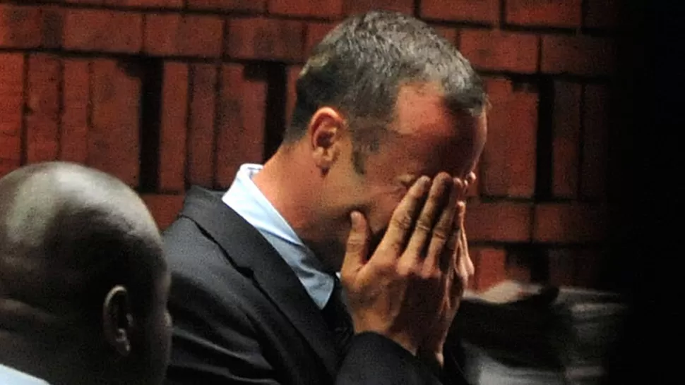 EN PROBLEMAS. Pistorius se llevó las manos a la cara cuando tuvo que enfrentar al Tribunal. REUTERS
