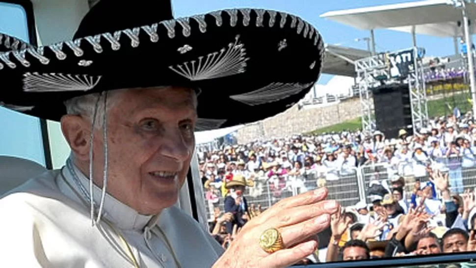 CON SOMBRERO. El todavía Sumo Pontífice, en una imagen de su viaje a México. ARCHIVO LA GACETA