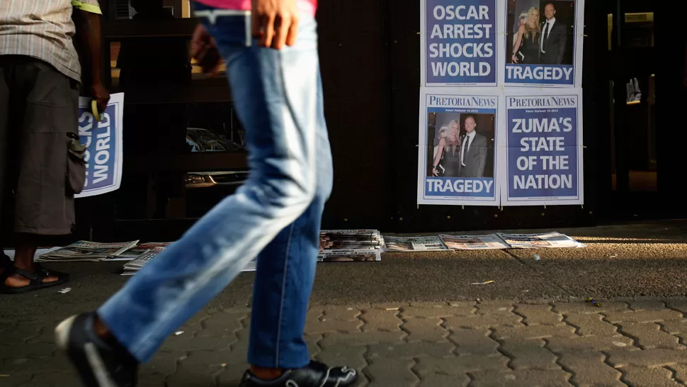 TAPA. Las portadas de los diarios sudafricanos reflejaron el derrumbre de Pistorius. REUTERS
