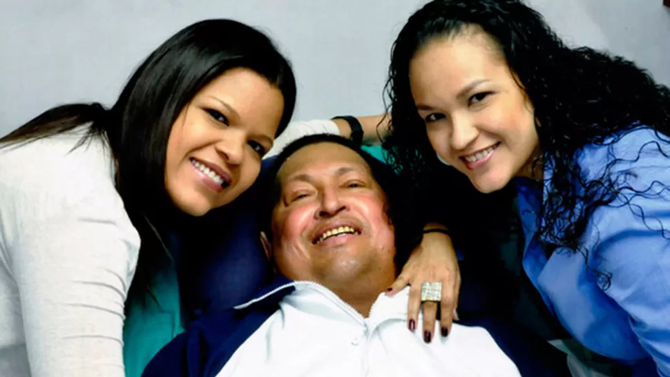 APOYO Y AFECTO. Chávez sonríe junto a su familia en las primeras fotos oficiales. REUTERS