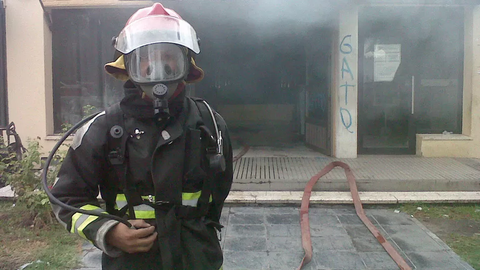 EN LLAMAS. El fuego quemó documentación pública en la Municipalidad. LA GACETA / FOTO DE INES QUINTEROS ORIO