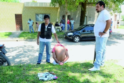 Asaltó a un chofer y cayó a una cuadra