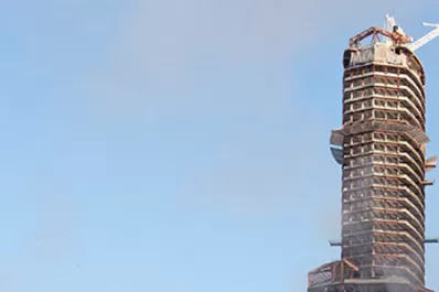 Un ejército de vidrieristas salió a curar las heridas del meteorito en Rusia