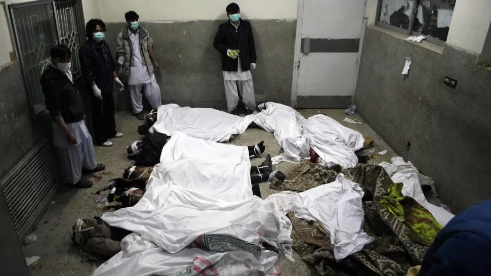 TRISTEZA. La imagen de los cuerpos, tras el atentado. REUTERS