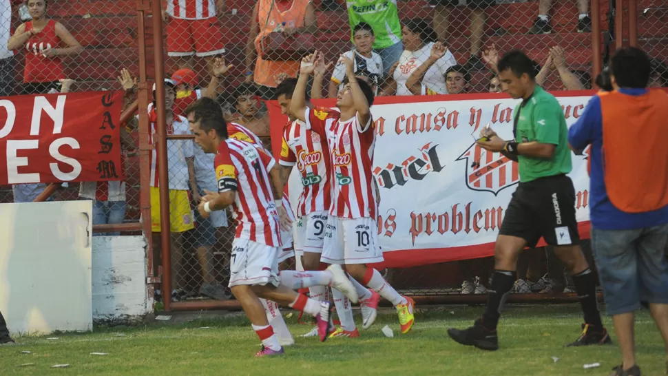 GRITO EN EL CIELO. Nico Roldán celebra el primero de los goles de San Martín. LA GACETA / FOTO DE OSVALDO RIPOLL