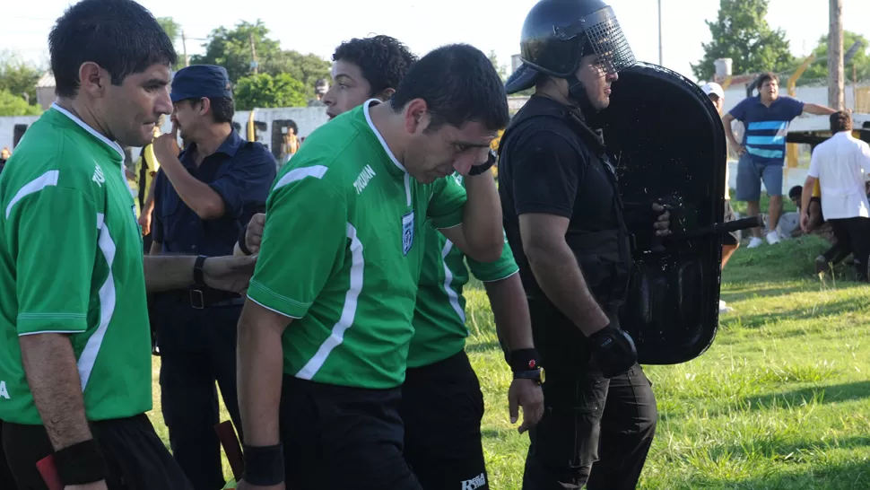BOCHORNOSO. Daniel Décima se retira dolorido del campo de juego. LA GACETA / FOTO DE ANTONIO FERRONI