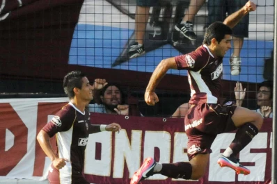Lanús goleó a Newell's en Rosario