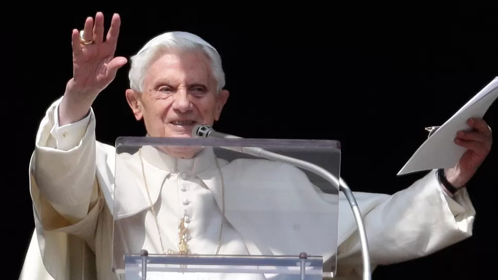 MENSAJE. Benedicto XVI habló ante una multitud en la plaza de San Pedro. REUTERS