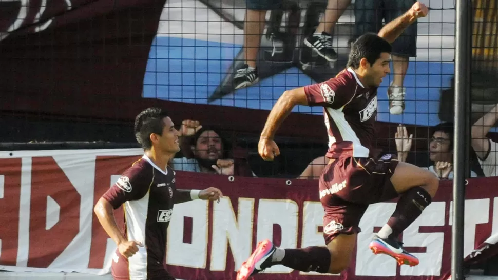 BIEN ALTO. Romero festeja su gol, que abrió el camino para que el granate se pose en la cima de las posiciones. TELAM