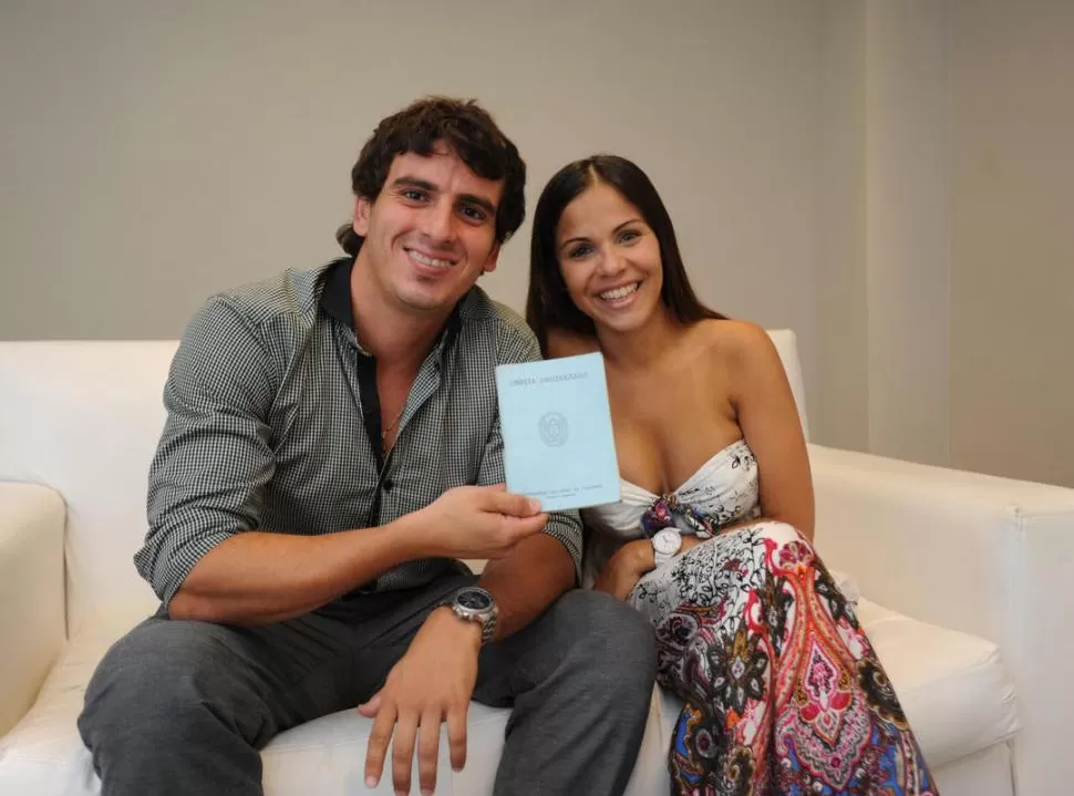 FELICIDAD PLENA. Heredia García, libreta universitaria en mano, posa junto a su novia Ivana Castillo. 