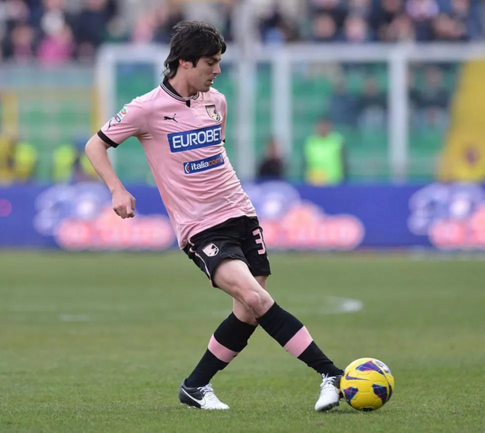 TOQUE GOLEADOR. Mauro Formica, ex Newell's, le dio el empate a Palermo. 