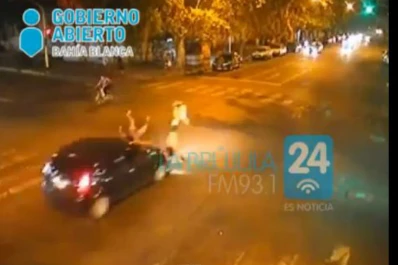 Quisieron cruzar en verde y un auto las embistió