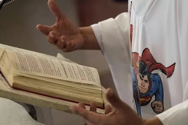 Un sacerdote cautiva a niños con hábitos repletos de superhéroes