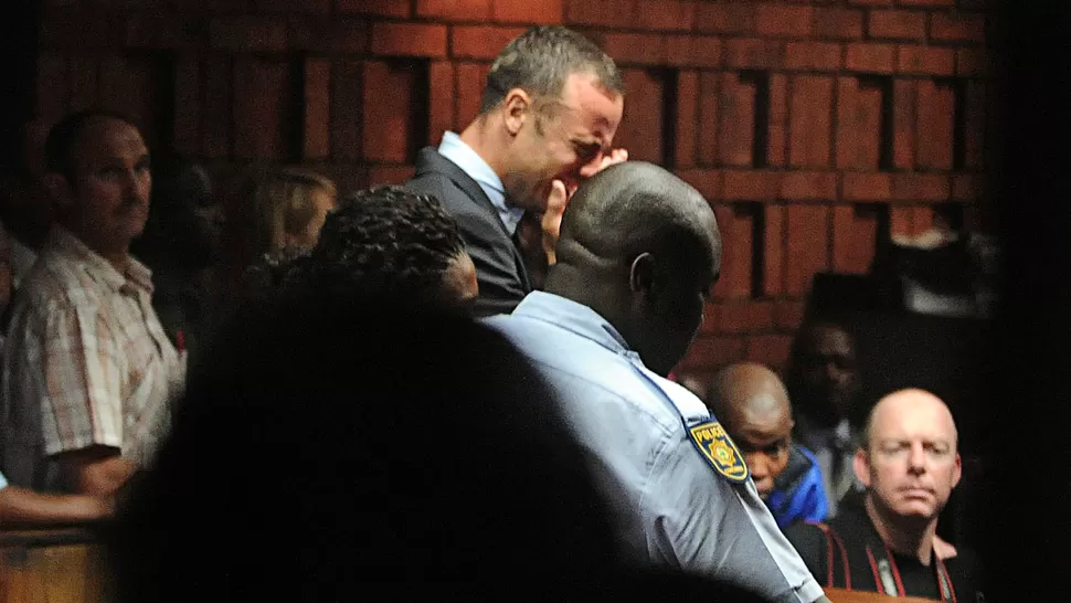 QUEBRADO. Pistroius llora ante el tribunal de Pretoria, donde fue acusado el viernes por el crimen de su novia de 30 años. REUTERS