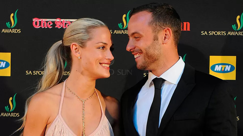 OTROS TIEMPOS. Reeva y Pistorius durante una entrega de premios en Sudáfrica. REUTERS