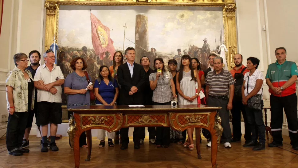 ANUNCIO. Mauricio Macri, junto a familiares de las víctimas. DYN