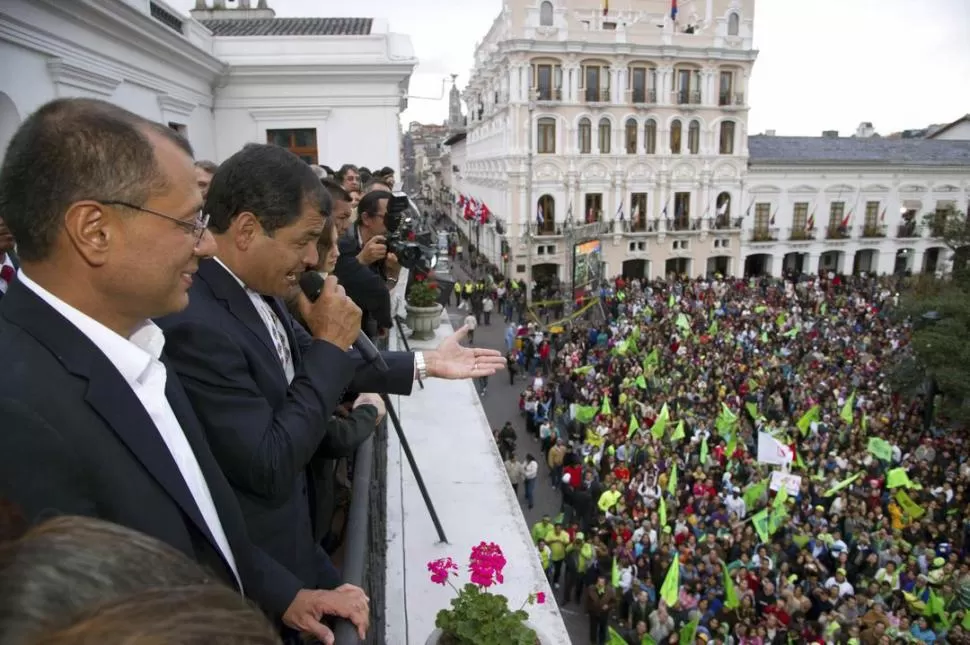 EN EL BALCÓN. Rafael Correa aparece mientras hablaba ayer a una multitud, desde el palacio presidencial, luego de conocerse los resultados. REUTERS