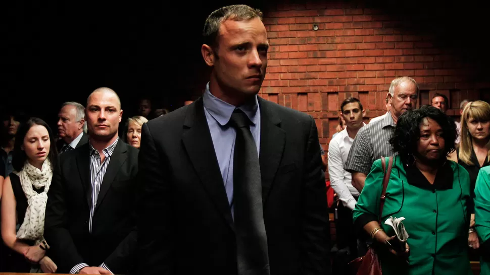 EN LOS TRIBUNALES. Pistorius se mostró muy tenso; estuvo acompañado por sus familiares. REUTERS