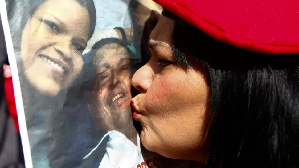 POR AMOR A VOS. Miles de seguidores de Chávez salieron a las calles en las últimas horas para celebrar su regreso. REUTERS