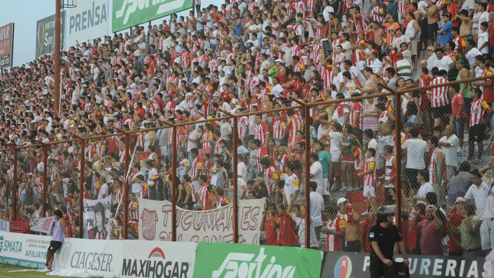 POR RADIO. Los tucumanos no podrán entrar al estadio, al menos identificados con los colores rojos y blancos. LA GACETA / OSVALDO RIPOLL