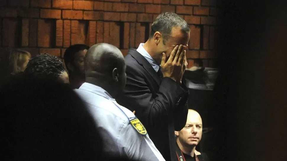 DESCONSOLADO. Pistorius rompe a llorar tras escuchar la acusación. (lavanguardia.com)