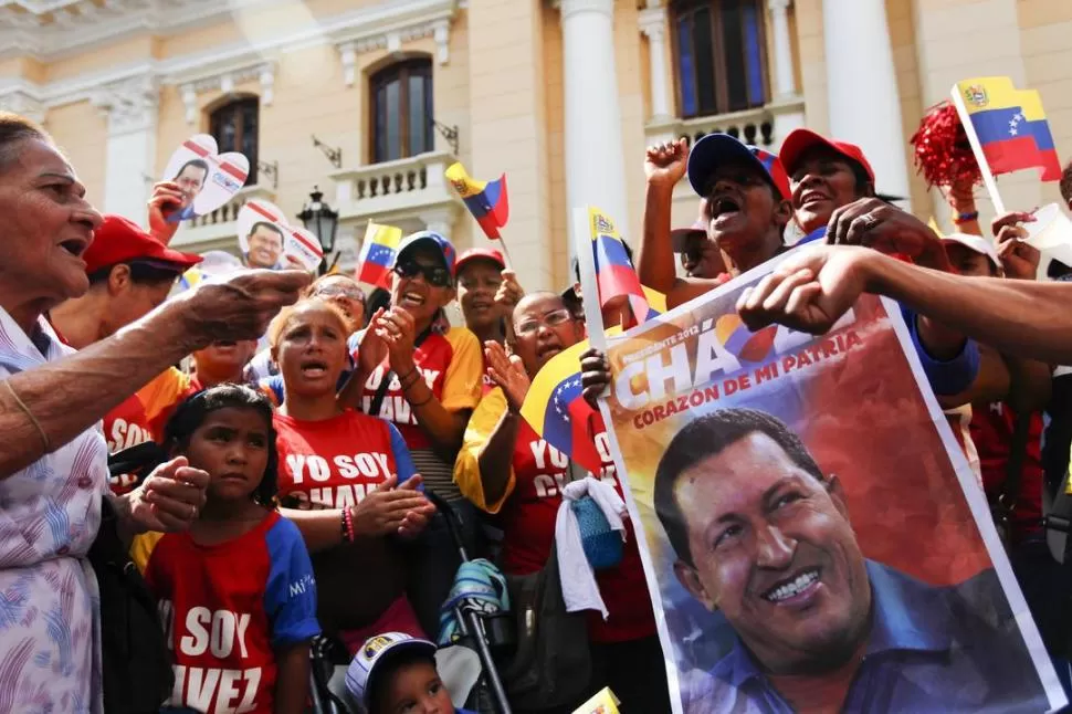 ALEGRÍA OFICIALISTA. Cientos de chavistas se concentraron en la plaza Bolívar de Caracas, para mostrar su satisfacción por el retorno de su líder. REUTERS