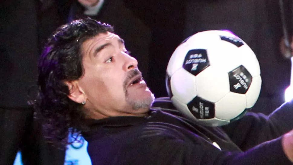 DREAM TEAM. Maradona bromeó con ver a los pequeños jugando juntos con la celeste y blanca. TELAM / ARCHIVO