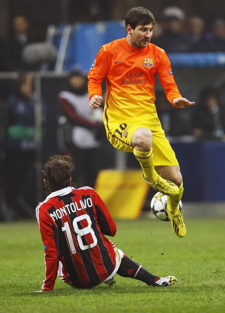 DESAPARECIDO. Nada pudo hacer Messi contra la doble línea defensiva de Milan. 