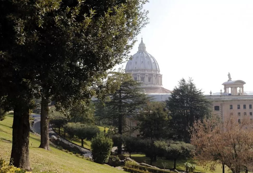 CENTRO DE MIRADAS. La Basílica de San Pedro se recorta en medio del paisaje de las lomas en el Vaticano. REUTERS