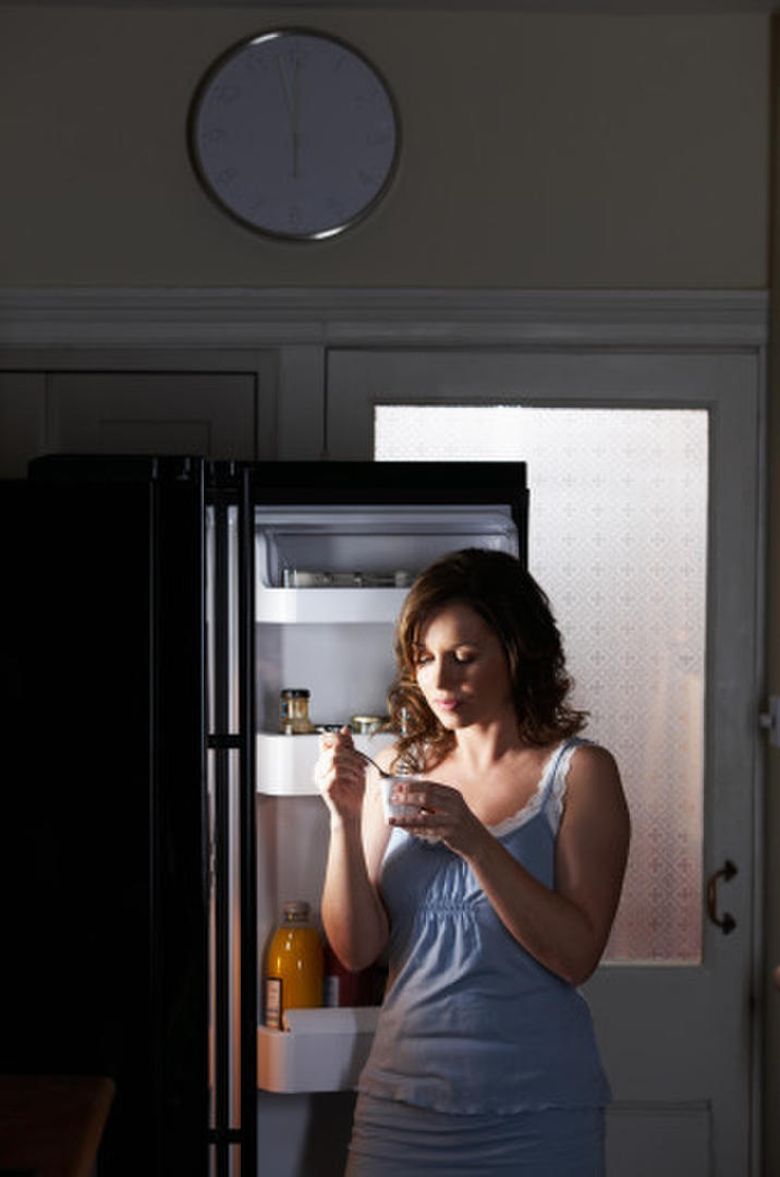 Как ни есть на ночь. Фотосессия с холодильником. Девушка у холодильника. Холодильник ночью. Толстуха у холодильника.