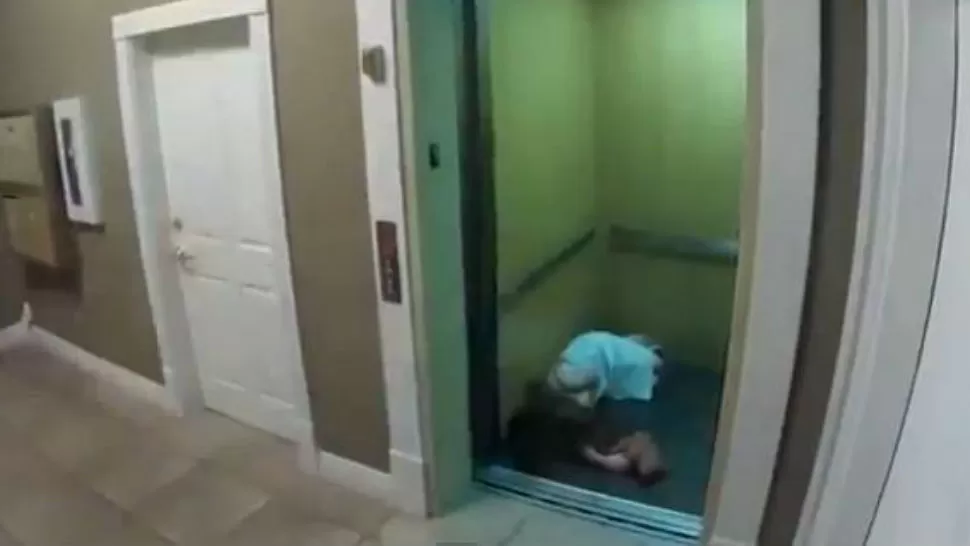 SUSTO. La broma de la niña que aterroriza en el ascensor no salió como esperaban. CAPTURA DE IMAGEN