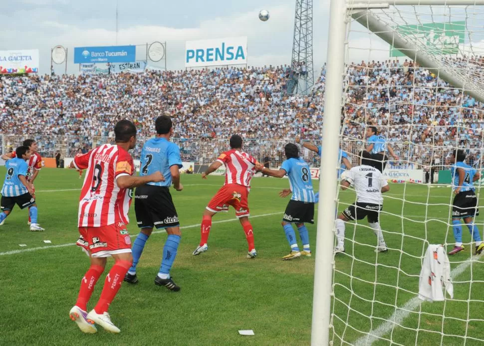 COLMADO. Mientras los jugadores se agarran en el área durante el clásico de verano de 2012, los miles de hinchas de Atlético miran desde calle Laprida; en la Bolivia estuvieron los de San Martín; ¿se repite? 
