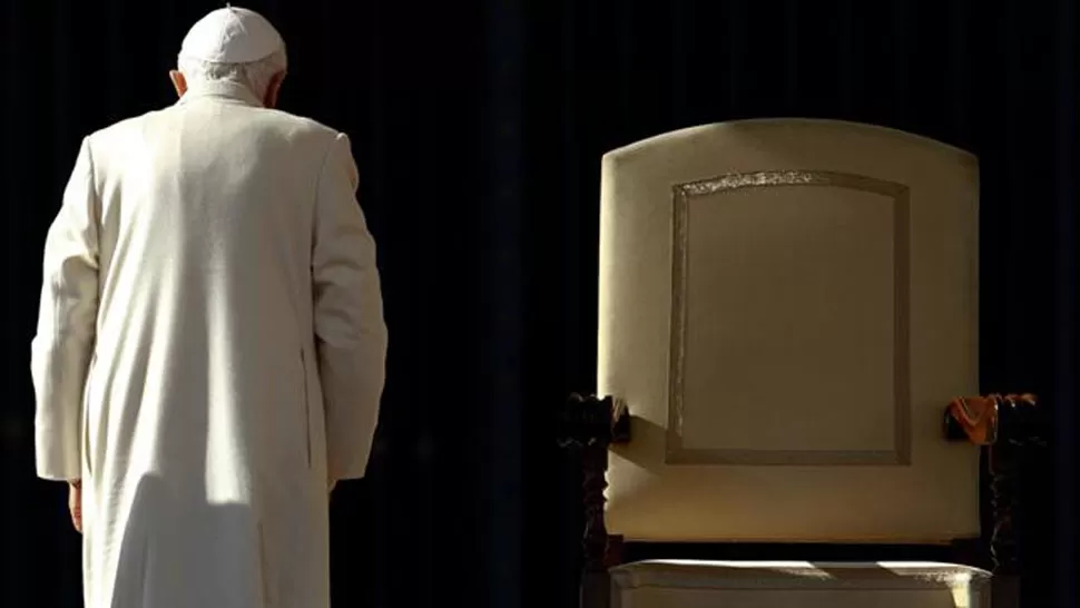 SE VA EL, QUEDA LA PELEA. El Papa no logró con su renuncia moderar los rumores sobre el Vaticano. REUTERS