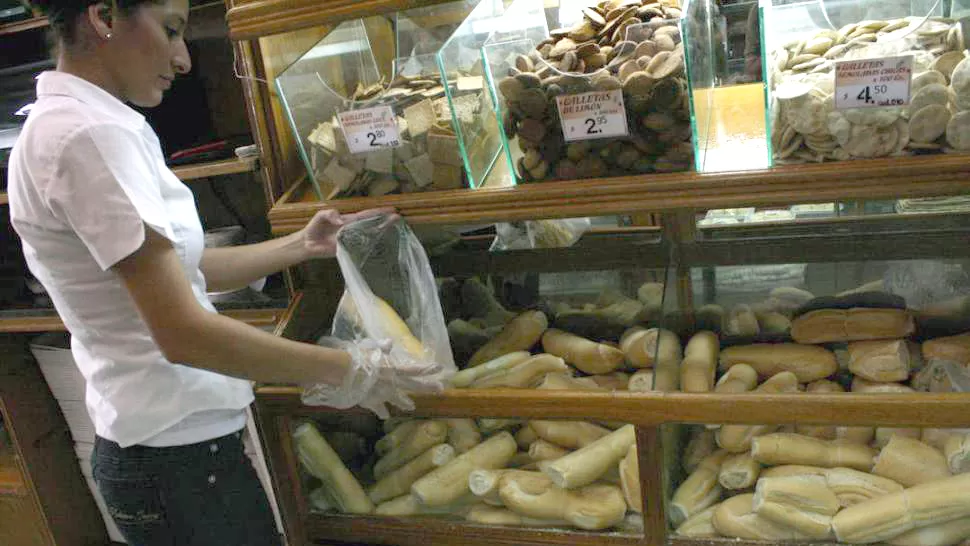 GENERALIZADO. Además del pan, se aumentará el precio de las tortillas, las facturas y las medialunas. LA GACETA / FOTO DE EZEQUIEL LAZARTE ( ARCHIVO)