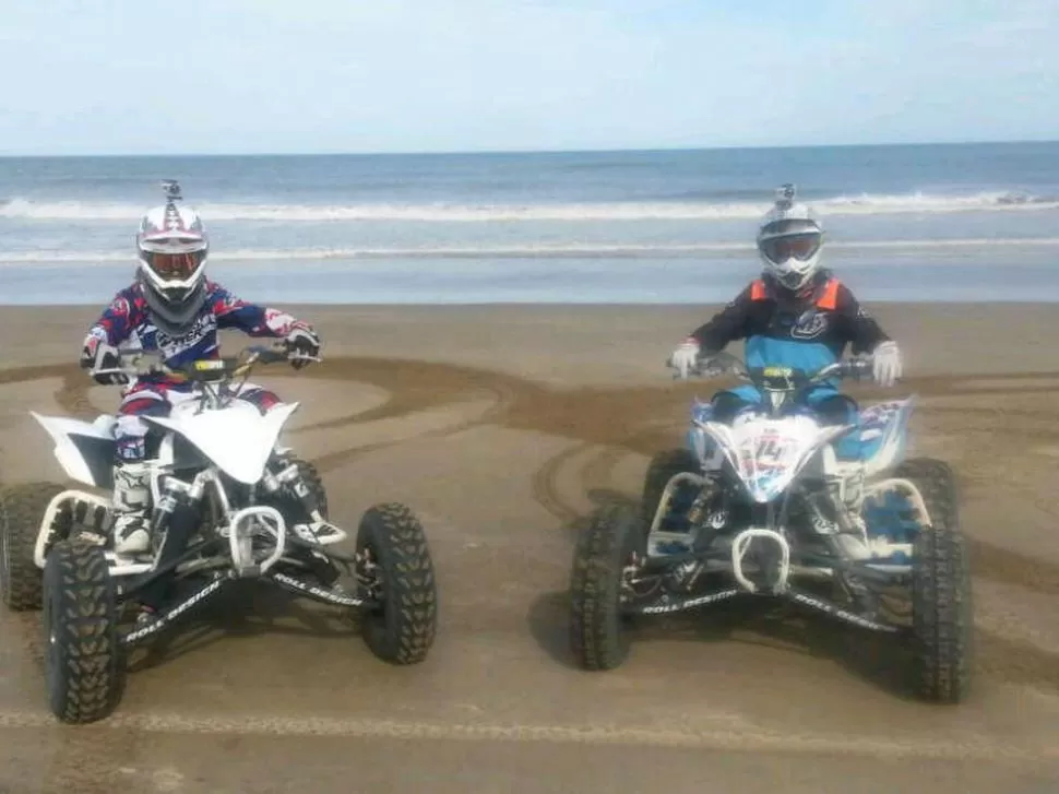 HAY MAR DE FONDO. Cortés y Martini posan en una pausa en los entrenamientos que realizaron en las playas geselinas.  