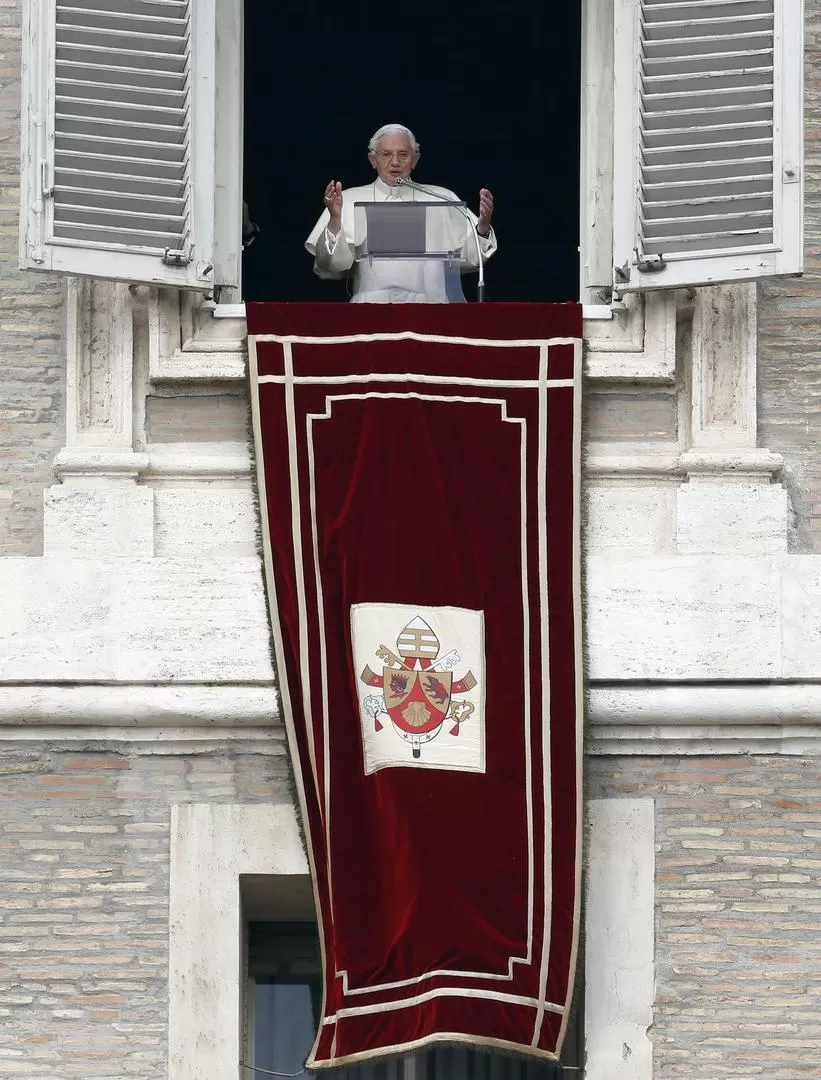 SALUDO. El Papa habló a los fieles desde la ventana de su estudio. REUTERS