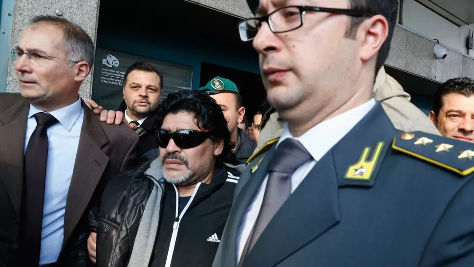 CUSTODIADO. Un fuerte operativo de seguridad acompañó al argentino en su regreso al país donde brilló como futbolista. REUTERS