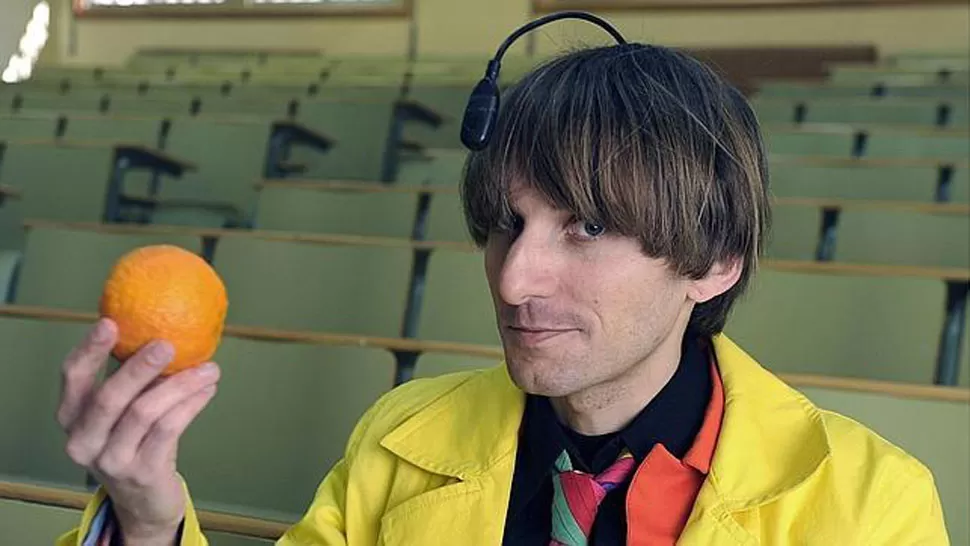 COLORIDO. Neil Harbisson acostumbra utilizar vestimentas en tonos muy variados. FOTO TOMADA DE ABC.ES