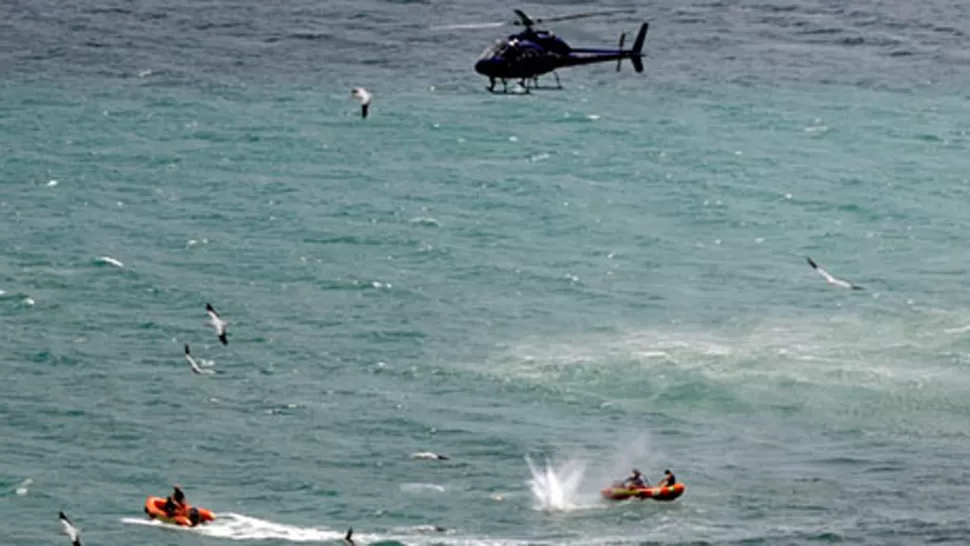 PELIGRO EN EL AGUA. Las fuerzas de seguridad rastrean al tiburón. FOTO TOMADA DE GUARDIAN.CO.UK