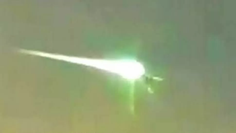 HEROICO. El autor del video cree que un OVNI se sacrificó para evitar un impacto mayor del meteorito con la Tierra. CAPTURA DE VIDEO