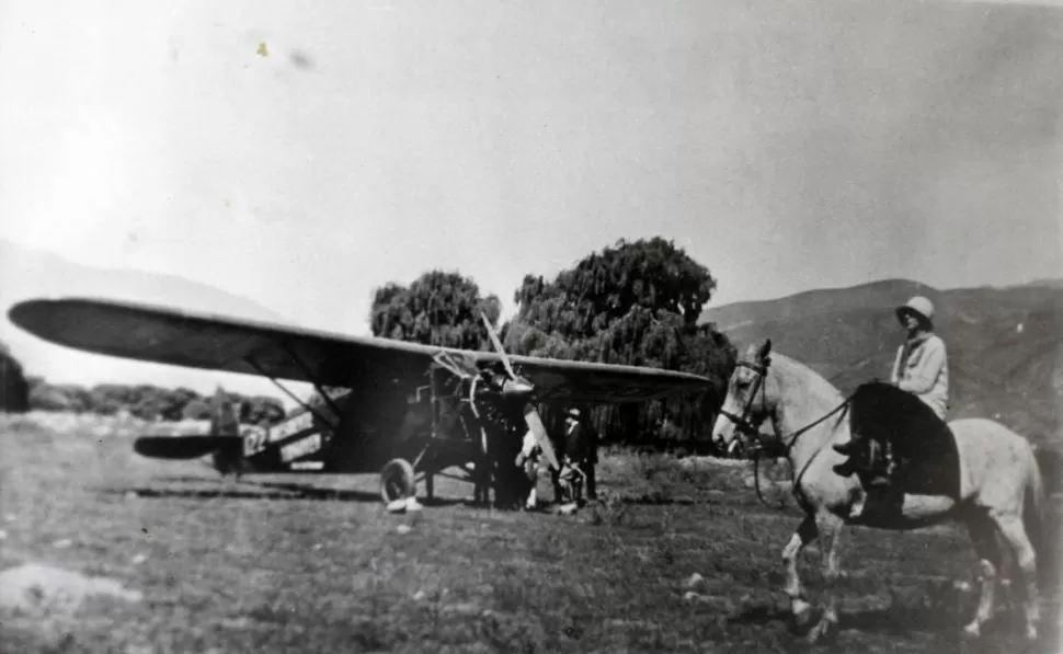  AVIÓN. Verano de 1929: Laura Frías Silva de Paz monta a caballo mientras su esposo, Ernesto Paz, está parado junto al avión que acaba de aterrizar en Tafí del Valle. GENTILEZA  DEL CLUB DE VERANEANTES DE TAFI DEL VALLE 