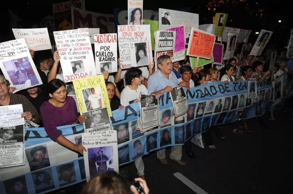 RODEADO DE ROSTROS. Cientos de fotografías de víctimas de la impunidad acompañaron a Alberto Lebbos a lo largo de las ocho cuadras de marcha. LA GACETA / FOTOS DE OSVALDO RIPOLL