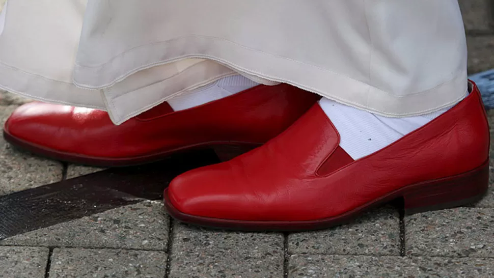 NINGUNA SANDALIA DEL PESCADOR. Como Papa, Ratzinger usaba zapatos rojos. A partir de hoy, serán marrones. REUTERS