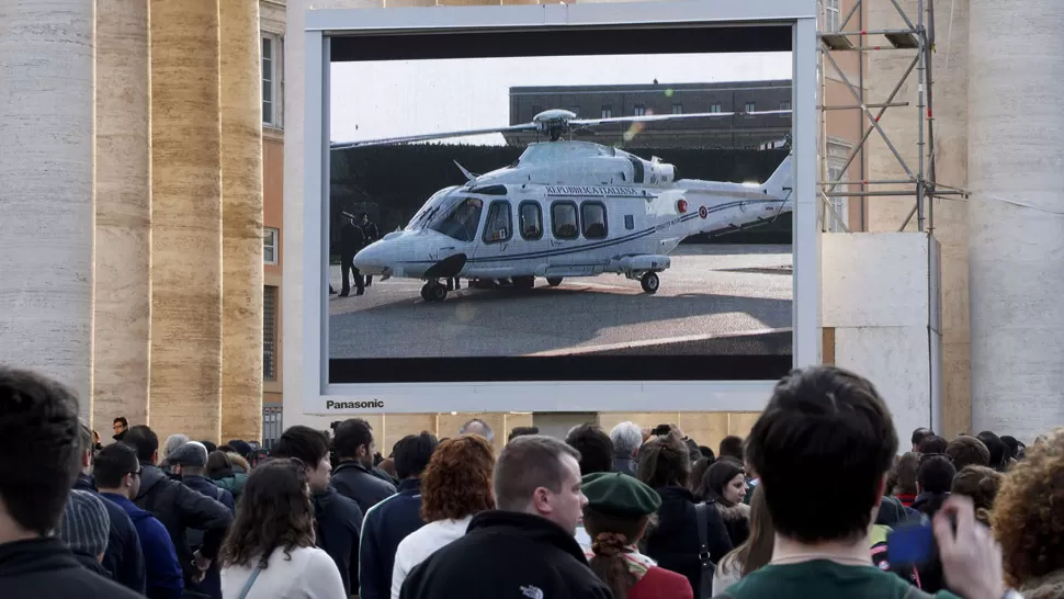 ADIOS. Una multitud siguió por las pantallas gigantes en el Vaticano la retirada del Papa. REUTERS