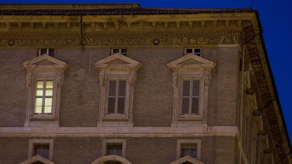 DESPACHO. Las luces permanecen apagadas en el lugar que hasta hoy ocupó el papa Benedicto XVI en el Vaticano. EFE