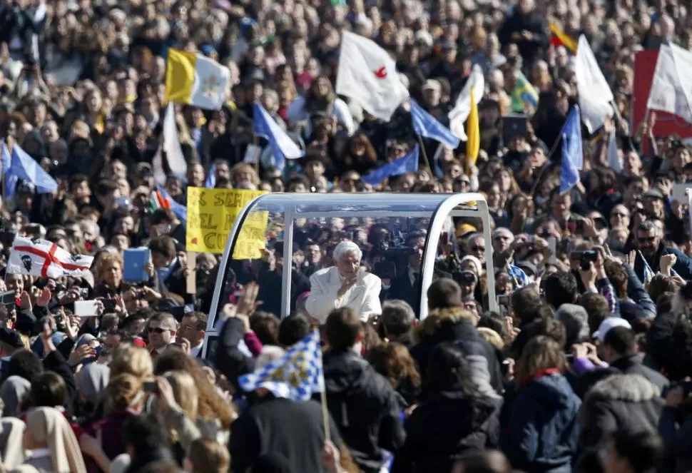 EN LA PLAZA. El papa se desplazó en el papamóvil para saludar a los miles de feligreses que se congregaron. REUTERS 